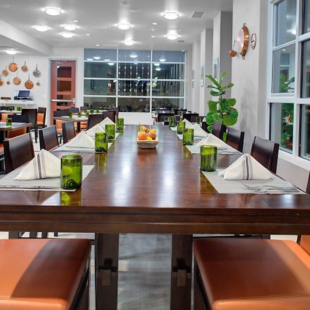 Holiday Inn Windsor - Wine Country By Ihg Eksteriør billede